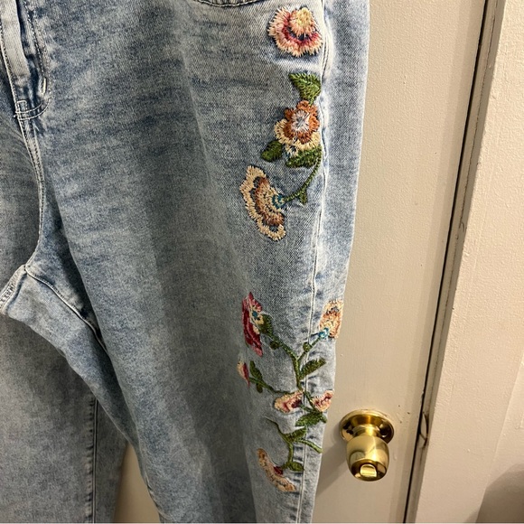 Lane Bryant Boyfriend Fit Embroidered Jeans Size 20 - Picture 5 of 9